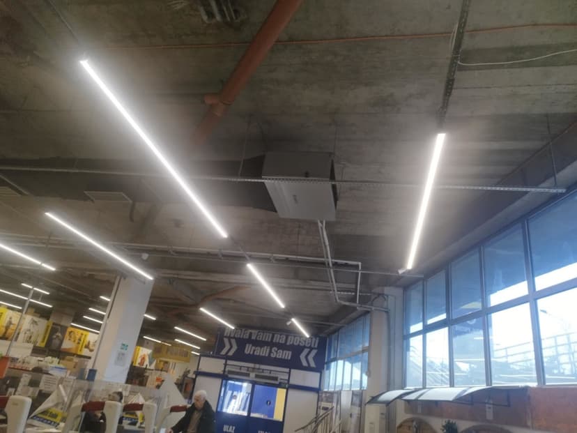 Projekat podrazumeva kompletnu montažu i instalaciju klima uređaja na poslovnom objektu. Na fasadi su postavljene spoljašnje jedinice split i multi-split sistema, sa pažljivo izvedenom instalacijom i kablovskim vođenjem radi optimalne funkcionalnosti i dugotrajnosti sistema. Posebna pažnja posvećena je estetici ugradnje i sigurnosti, kako bi objekat dobio energetski efikasno i pouzdano rešenje klimatizacije.